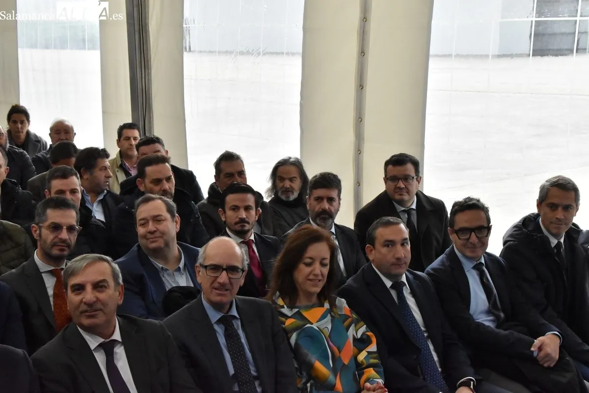 El alcalde de Salamanca y el presidente de la Junta visitan las instalaciones del Puerto Seco, una infraestructura que ha contado con una inversión conjunta de 34 millones de euros. Foto V. Martins