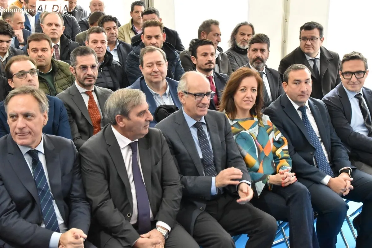 El alcalde de Salamanca y el presidente de la Junta visitan las instalaciones del Puerto Seco, una infraestructura que ha contado con una inversión conjunta de 34 millones de euros. Foto V. Martins