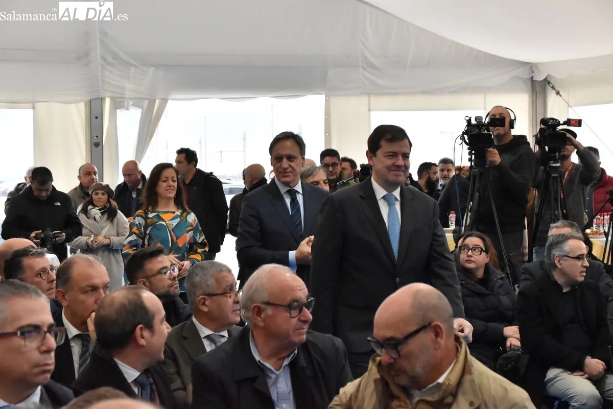 El alcalde de Salamanca y el presidente de la Junta visitan las instalaciones del Puerto Seco, una infraestructura que ha contado con una inversión conjunta de 34 millones de euros. Foto V. Martins