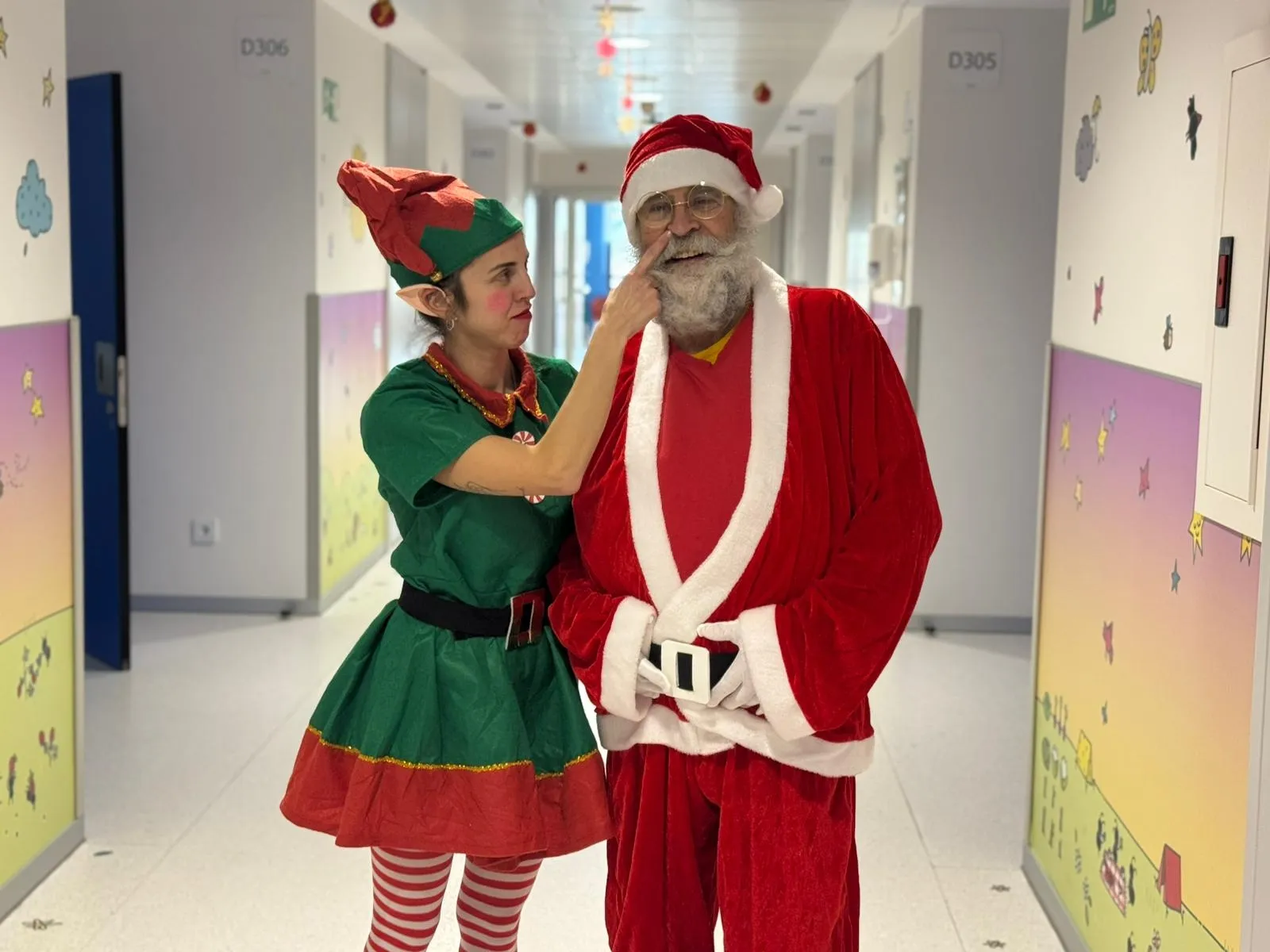 Papá Noel y su elfa llevan la ilusión navideña a los niños ingresados en el Hospital de Salamanca