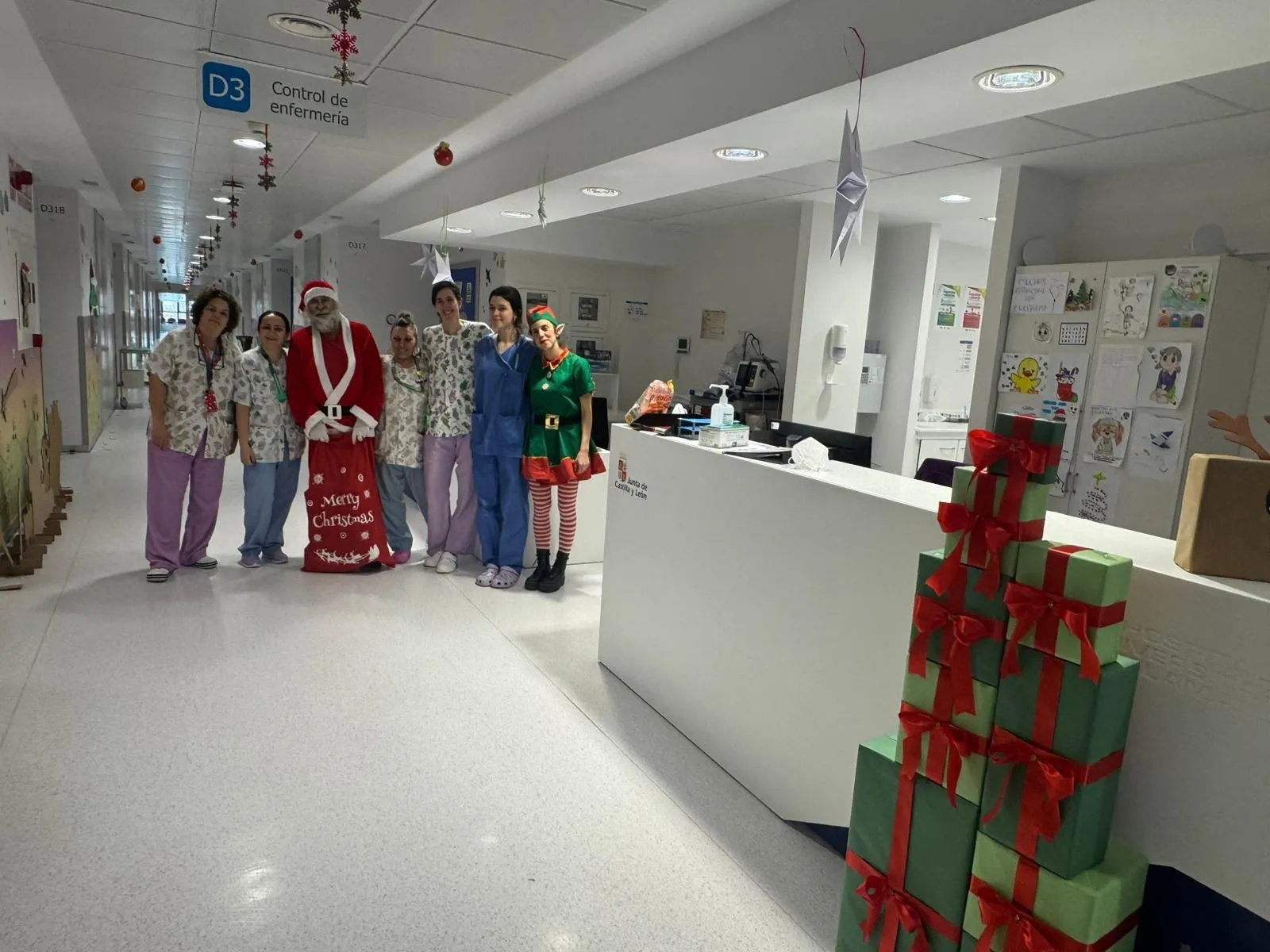 Papá Noel y su elfa llevan la ilusión navideña a los niños ingresados en el Hospital de Salamanca