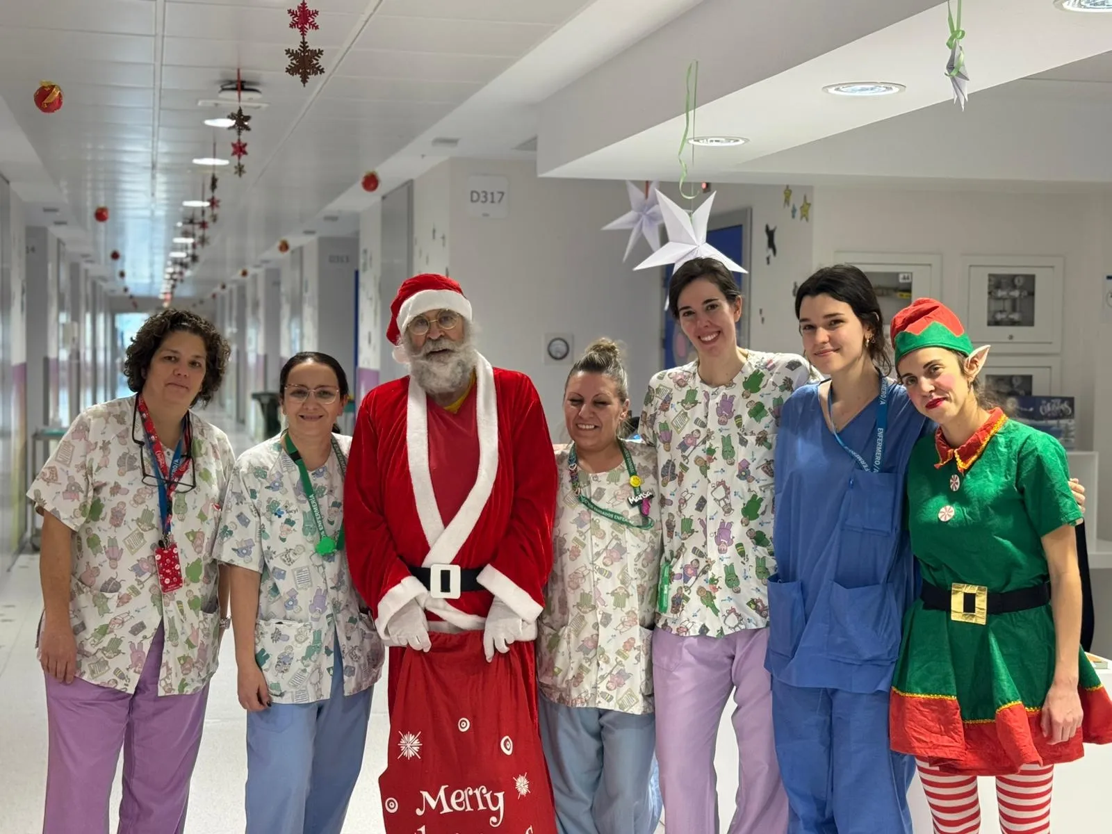 Papá Noel y su elfa llevan la ilusión navideña a los niños ingresados en el Hospital de Salamanca