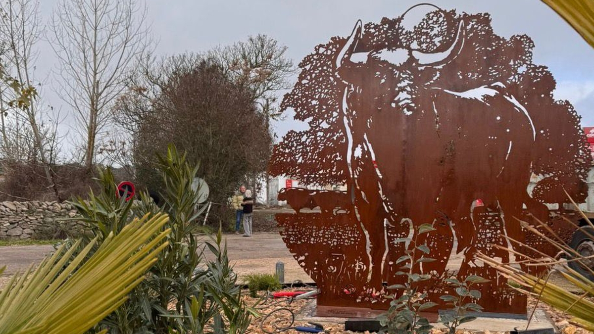 Villavieja de Yeltes estrena la escultura del toro bravo