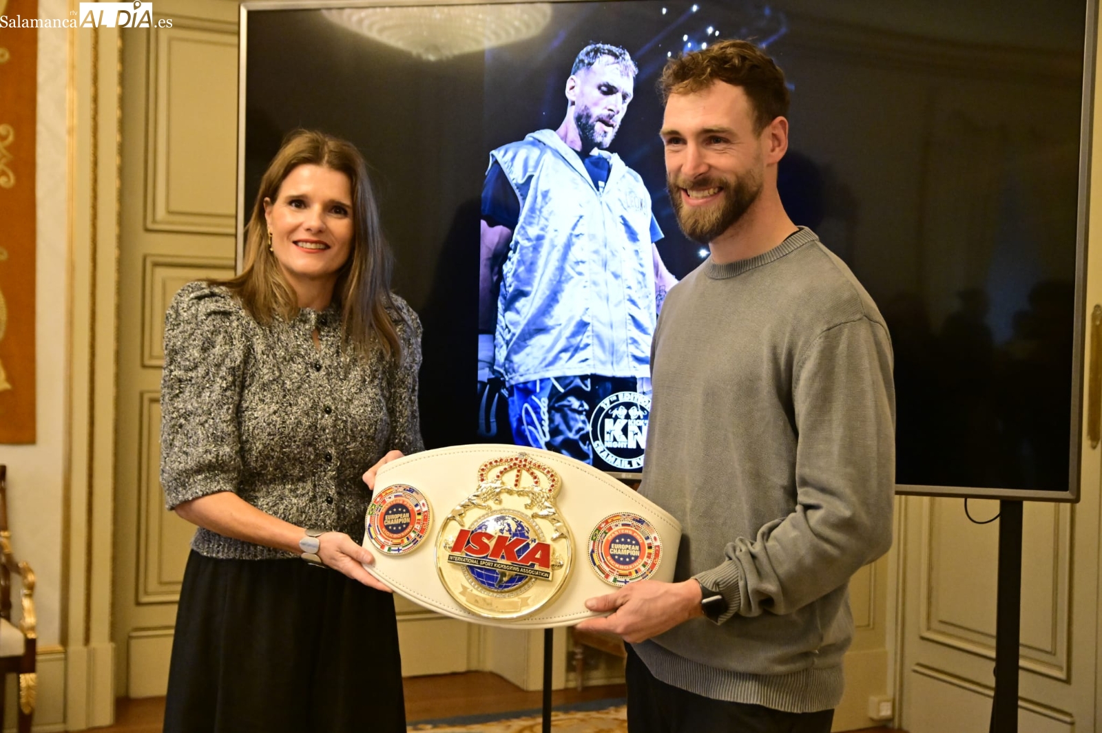 FOTOS | Un emocionado Andrés Bernabé, homenajeado por el Ayuntamiento como campeón de Europa Profesional ISKA de Full Contact