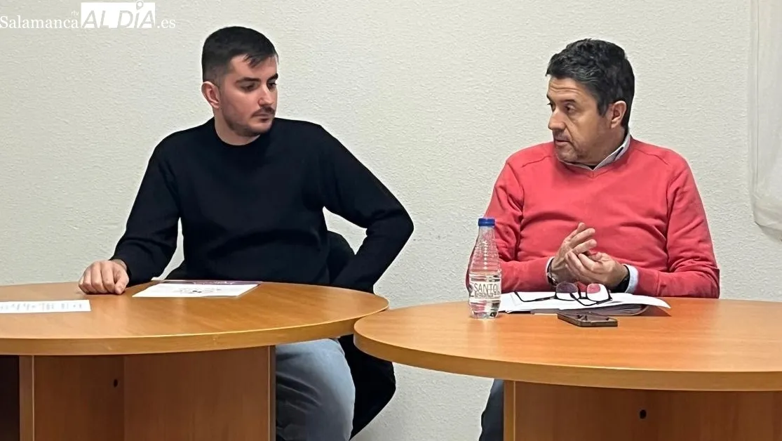 Enrique Bautista, nuevo alcalde, junto al secretario