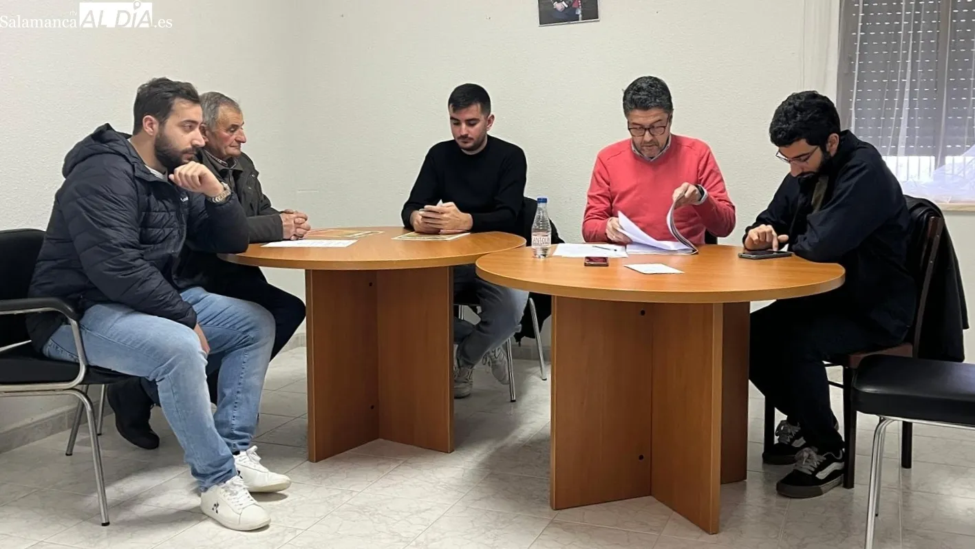 De iz. a der. en la imagen: Jesús Ortiz, Jesús Miguel Hernández, Enrique Bautista, secretario municipal, y Miguel Dacosta