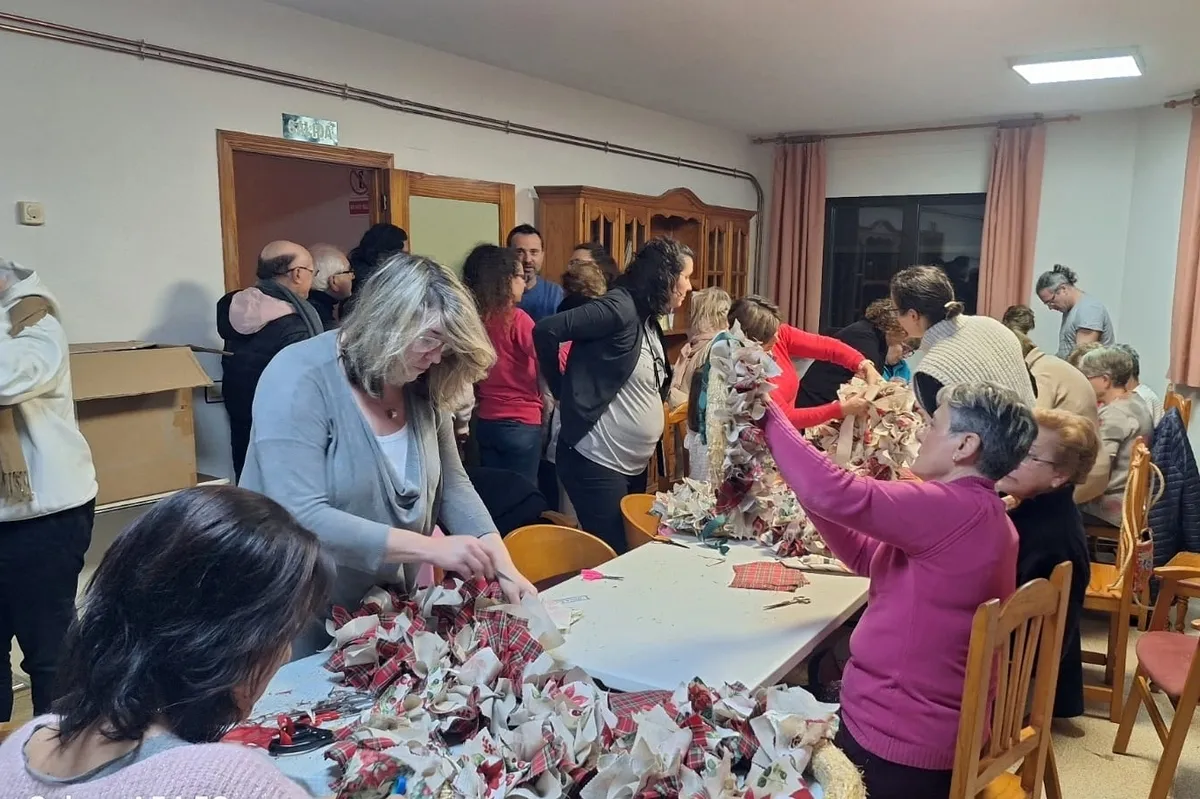 Taller de coronas de Navidad en Almendra impartido por Rocío Esteban