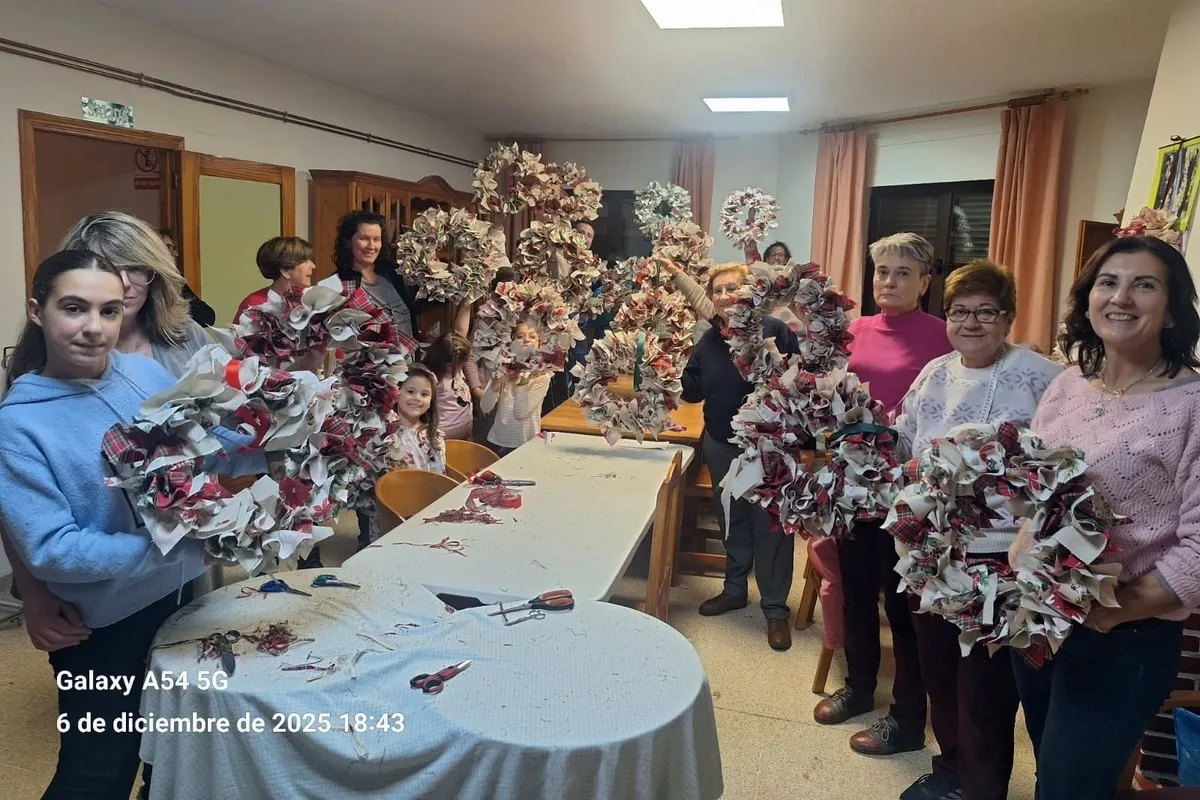Taller de coronas de Navidad en Almendra impartido por Rocío Esteban