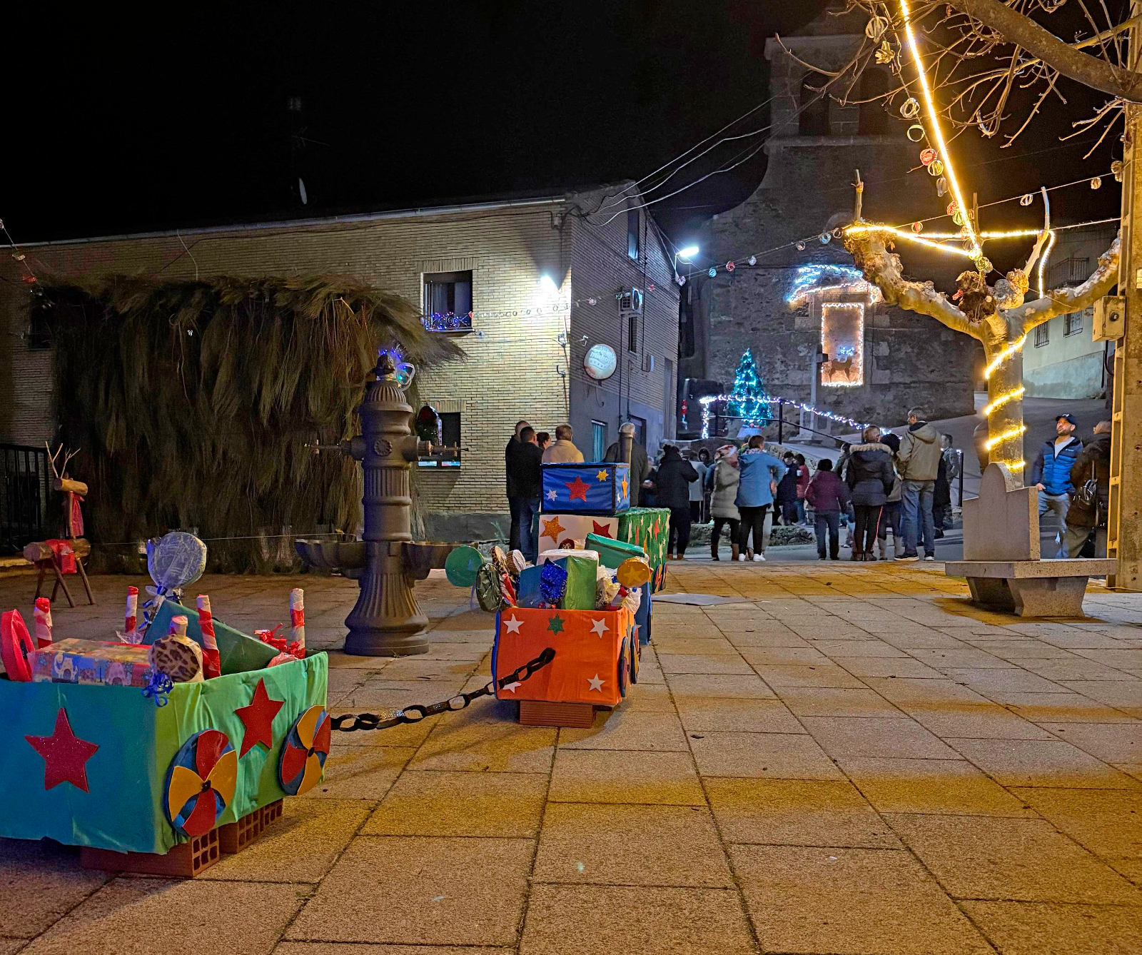 Vecinos de La Atalaya dan la bienvenida a la Navidad decorando calles y cantando villancicos