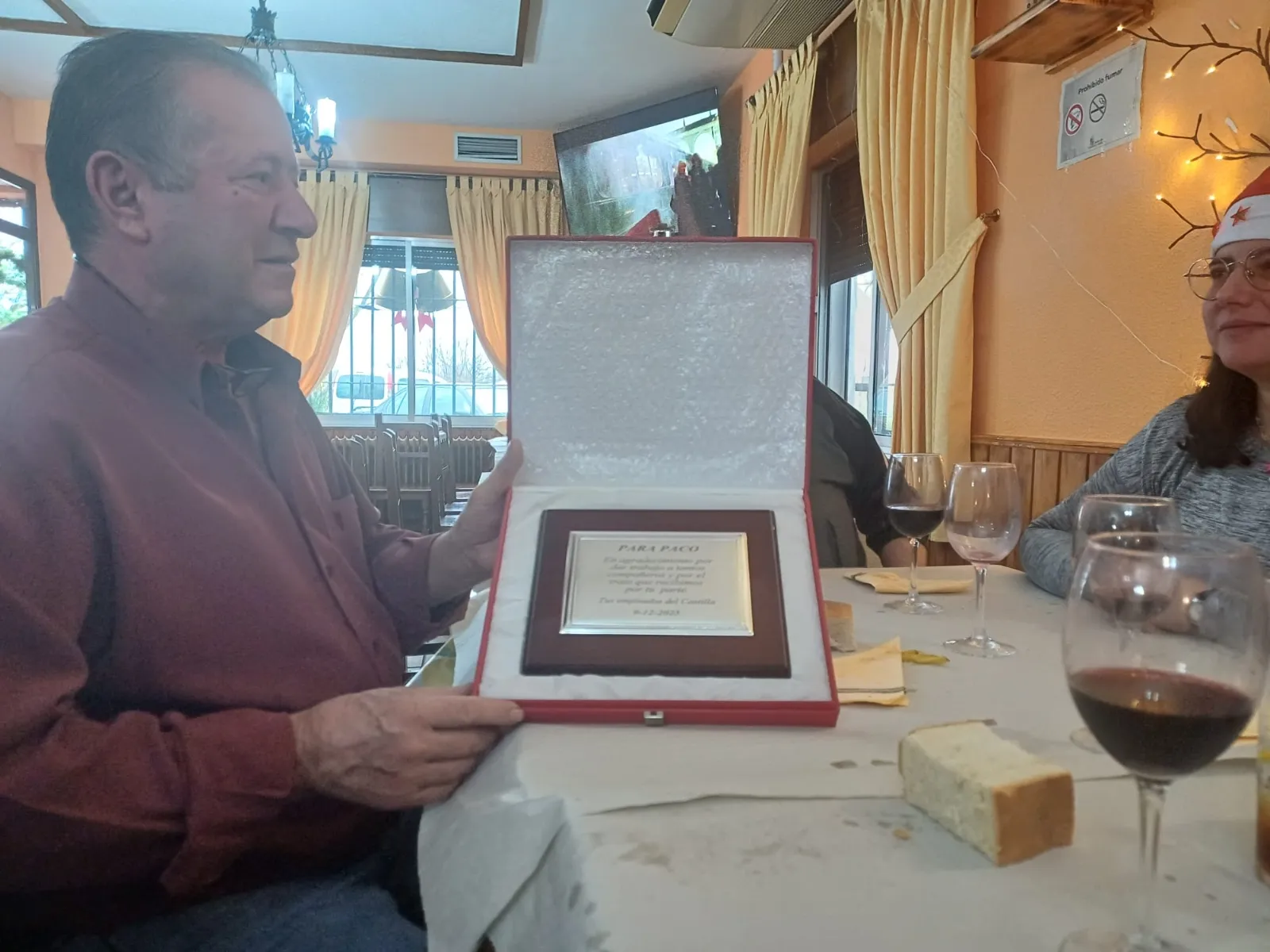 Foto 2 - La plantilla del Castilla y los Arcos reconoce la gesti&oacute;n de Francisco Pastor con una placa conmemorativa
