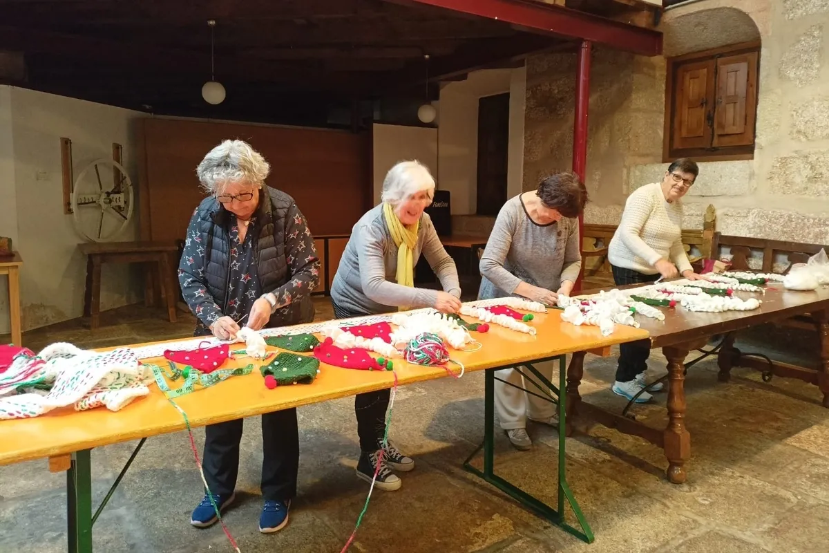 16 mujeres de la villa medieval han participado en la decoración navideña