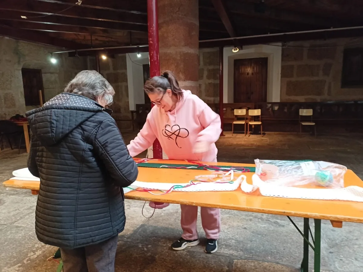 16 mujeres de la villa medieval han participado en la decoración navideña