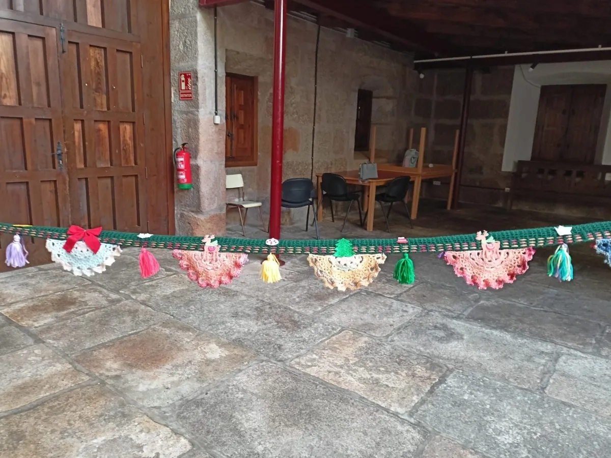 16 mujeres de la villa medieval han participado en la decoración navideña