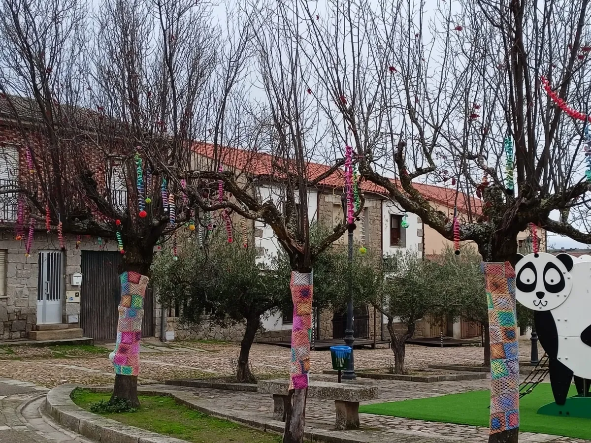 16 mujeres de la villa medieval han participado en la decoración navideña