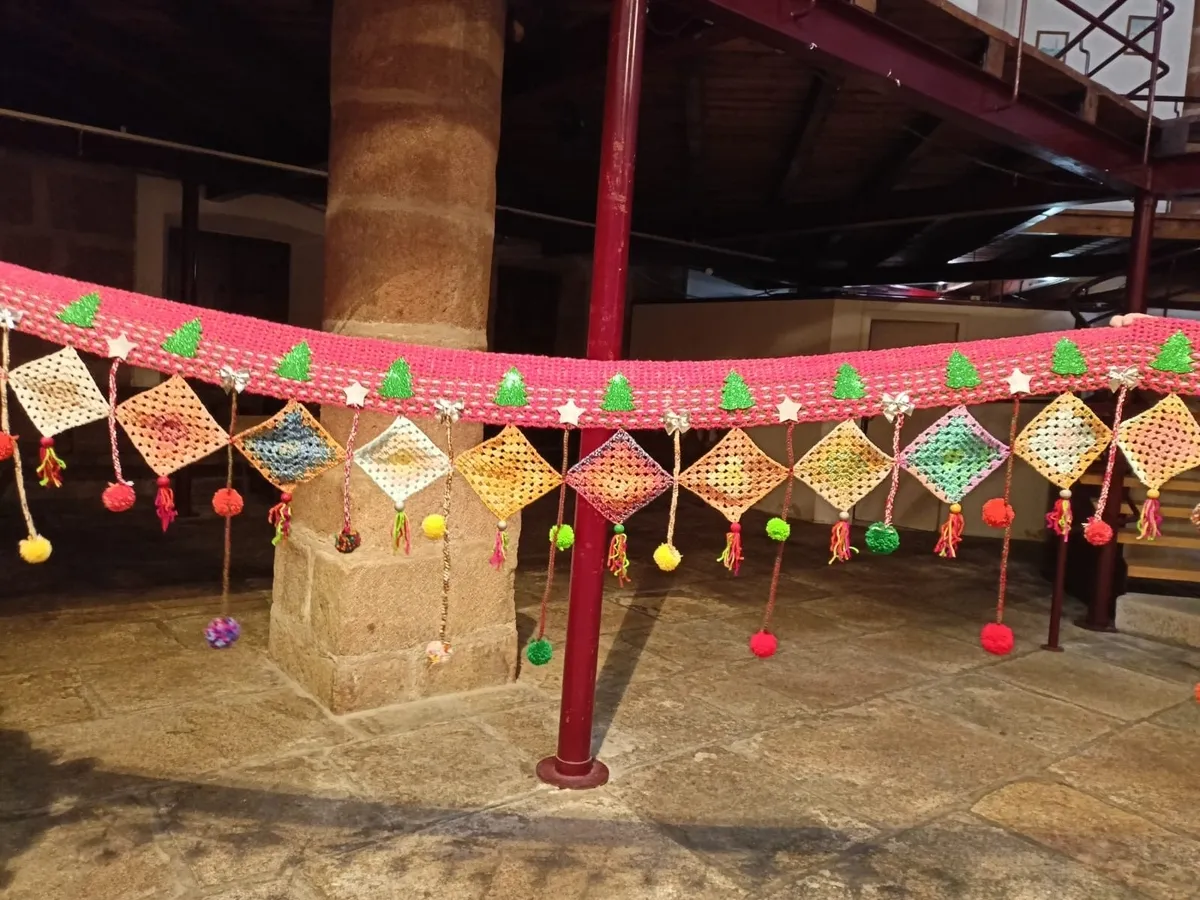 16 mujeres de la villa medieval han participado en la decoración navideña