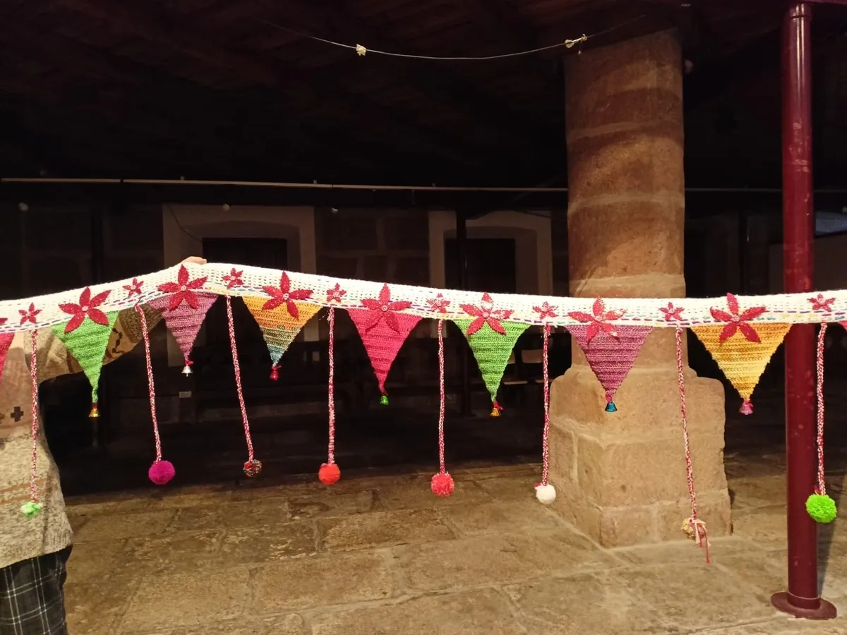 16 mujeres de la villa medieval han participado en la decoración navideña