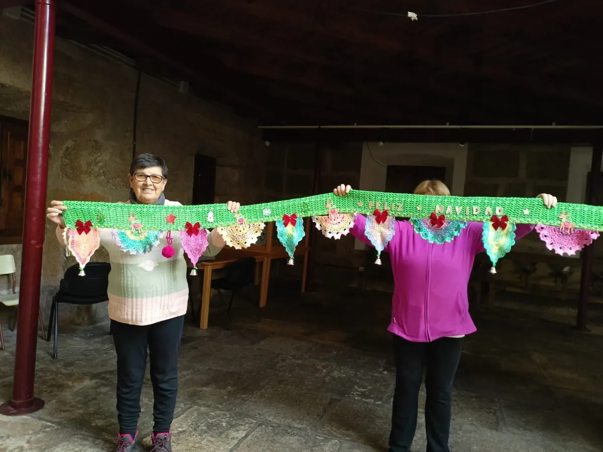 16 mujeres de la villa medieval han participado en la decoración navideña