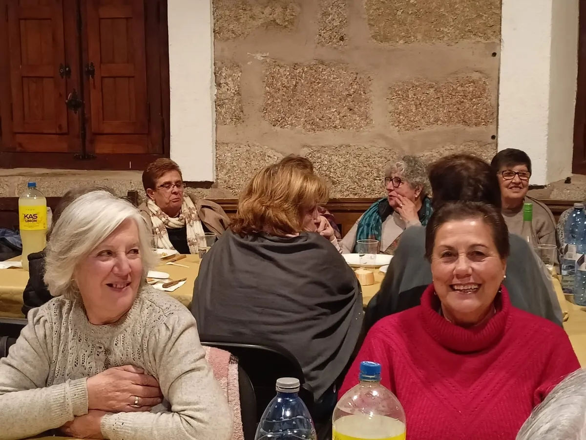 16 mujeres de la villa medieval han participado en la decoración navideña