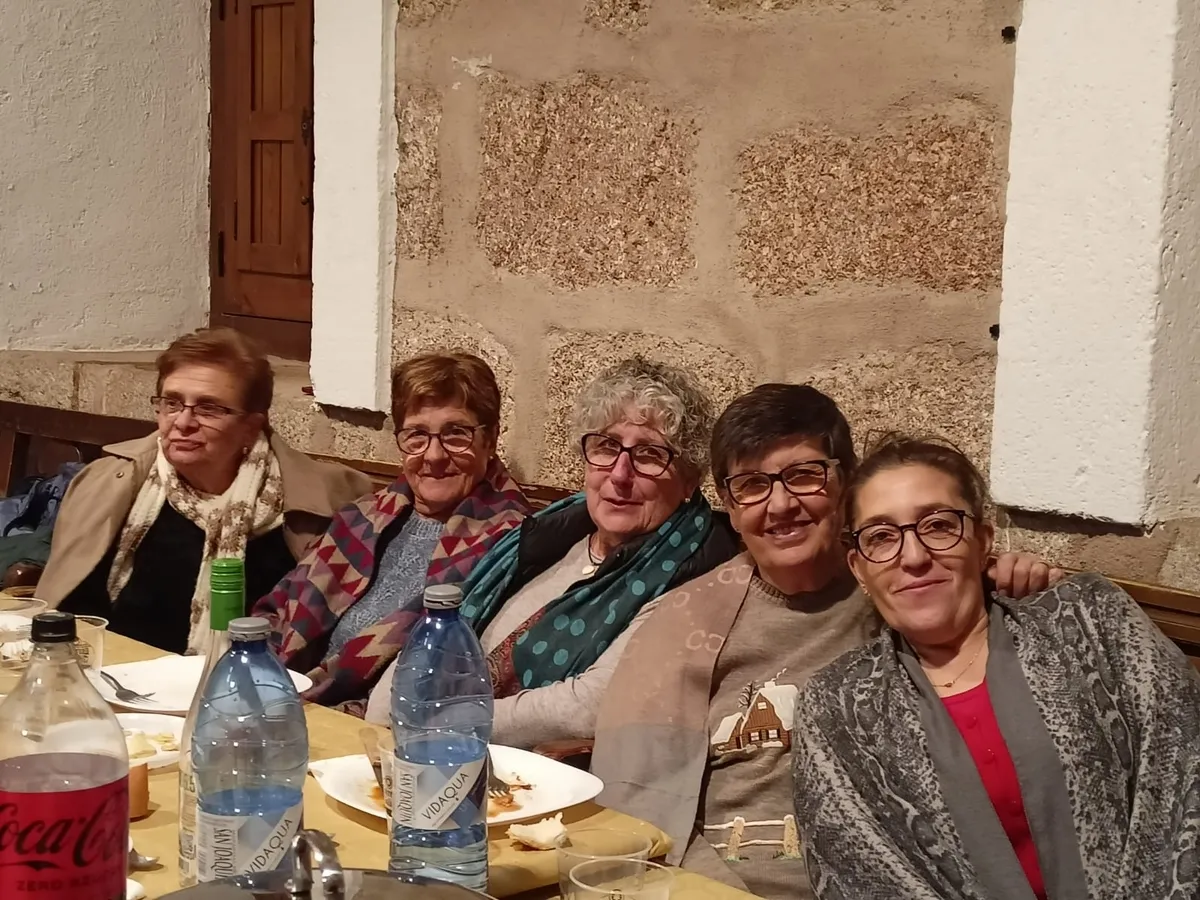 16 mujeres de la villa medieval han participado en la decoración navideña