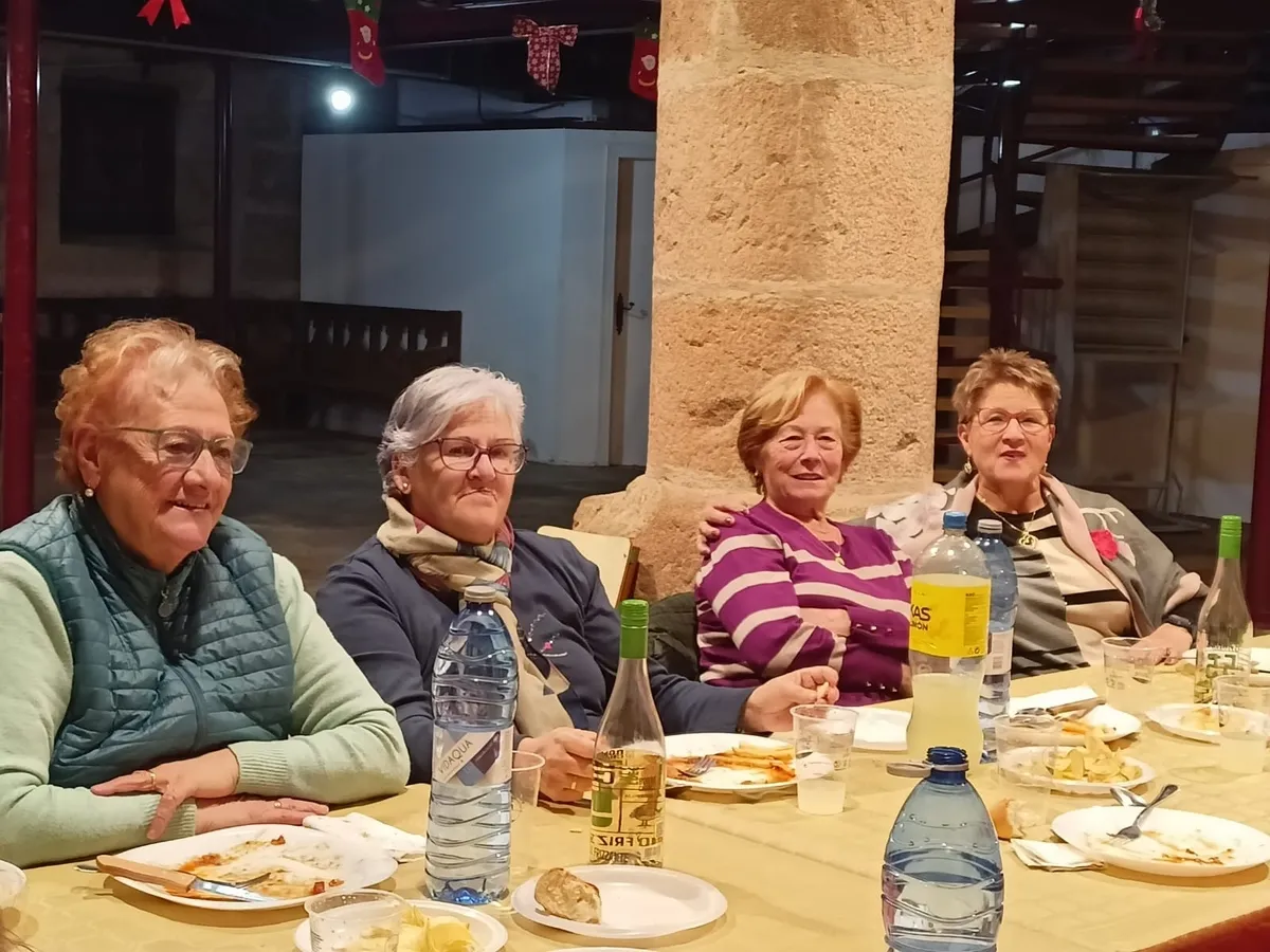 16 mujeres de la villa medieval han participado en la decoración navideña