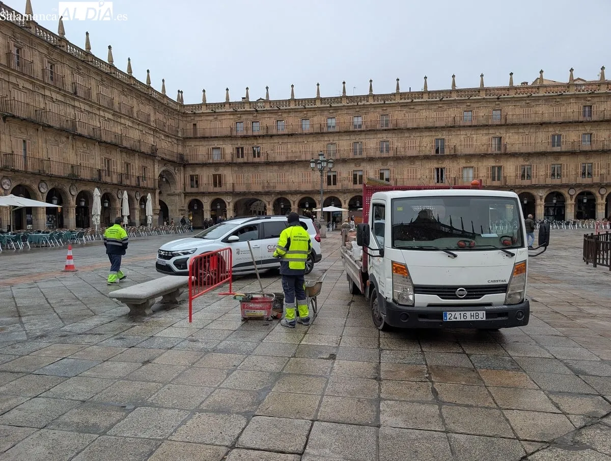 Retirada de los bancos de piedra en la Plaza Mayor | Foto: David Sañudo