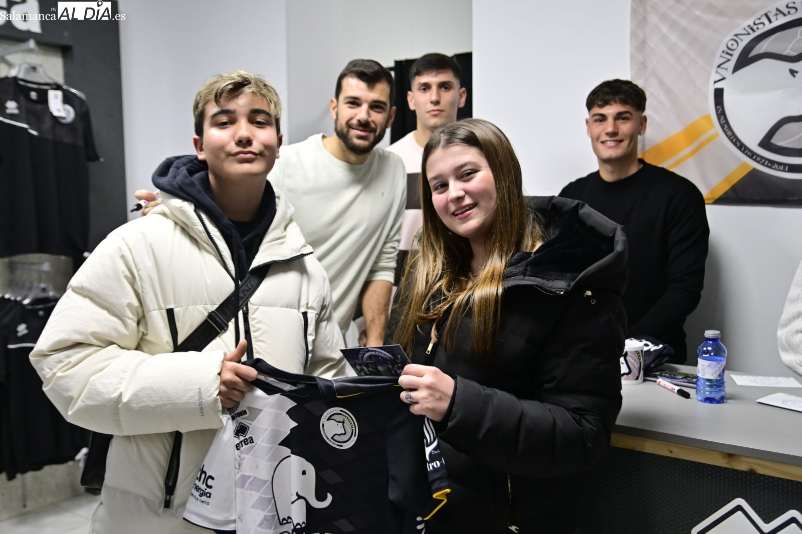 FOTOS | Los jugadores de Unionistas firman autógrafos a sus aficionados en la tienda de la Rúa