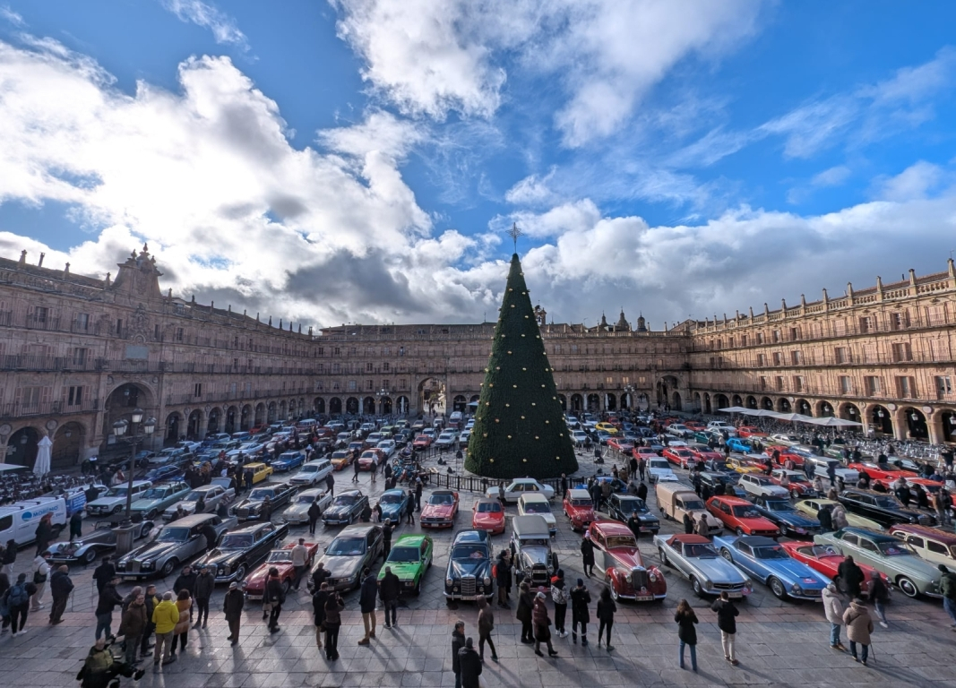 Concentración de coches antiguos en la Plaza Mayor de Salamanca