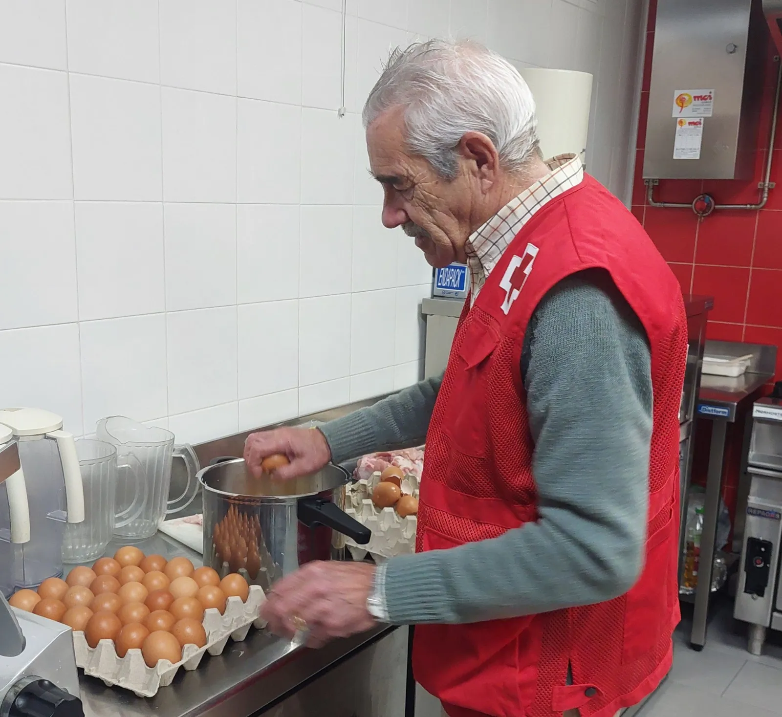 Voluntarios de Cruz Roja Salamanca preparando la cena de Nochebuena | FOTOS: Perfil de X: CruzRojaSalamanca