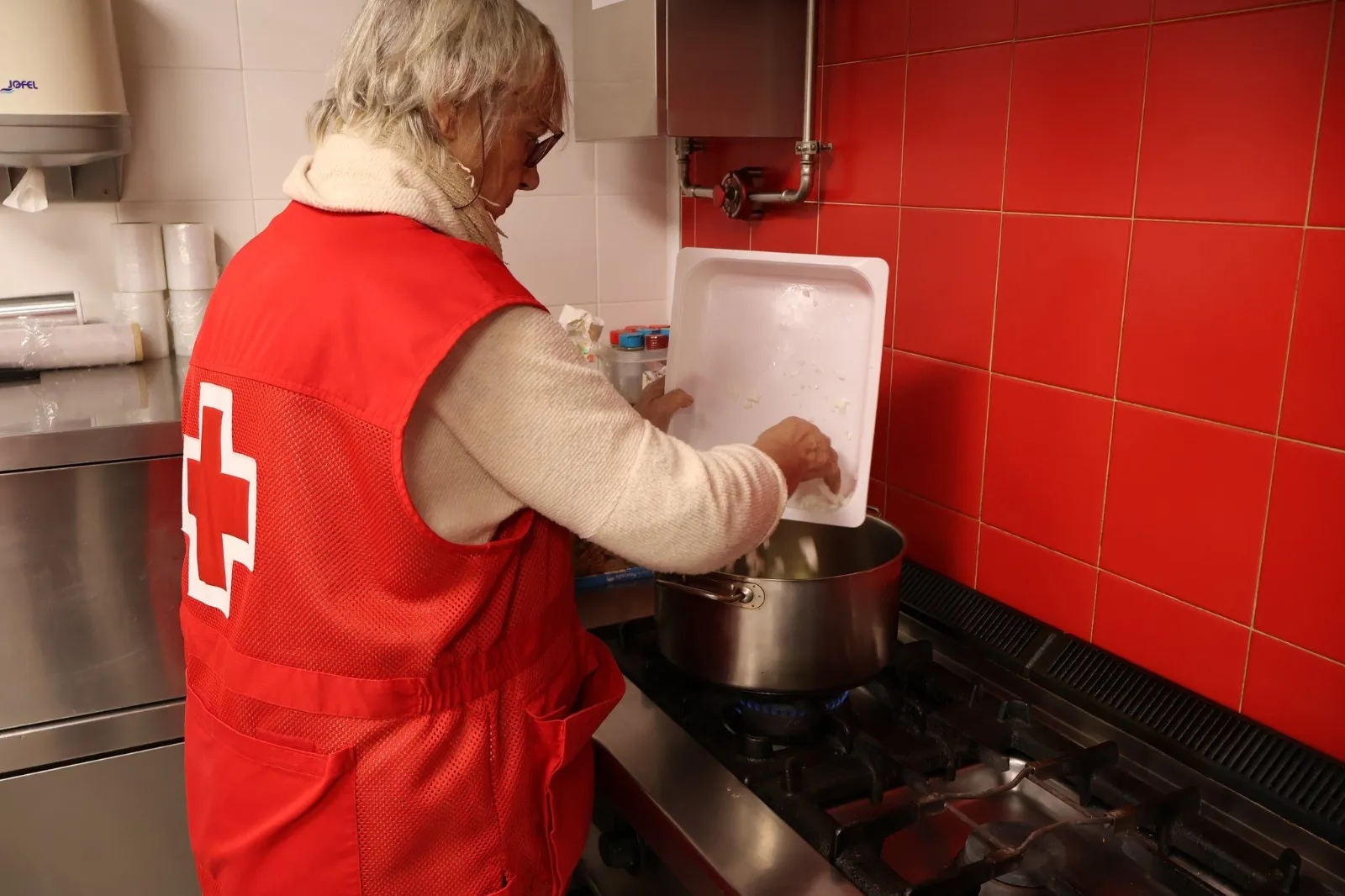 Voluntarios de Cruz Roja Salamanca preparando la cena de Nochebuena | FOTOS: Perfil de X: CruzRojaSalamanca