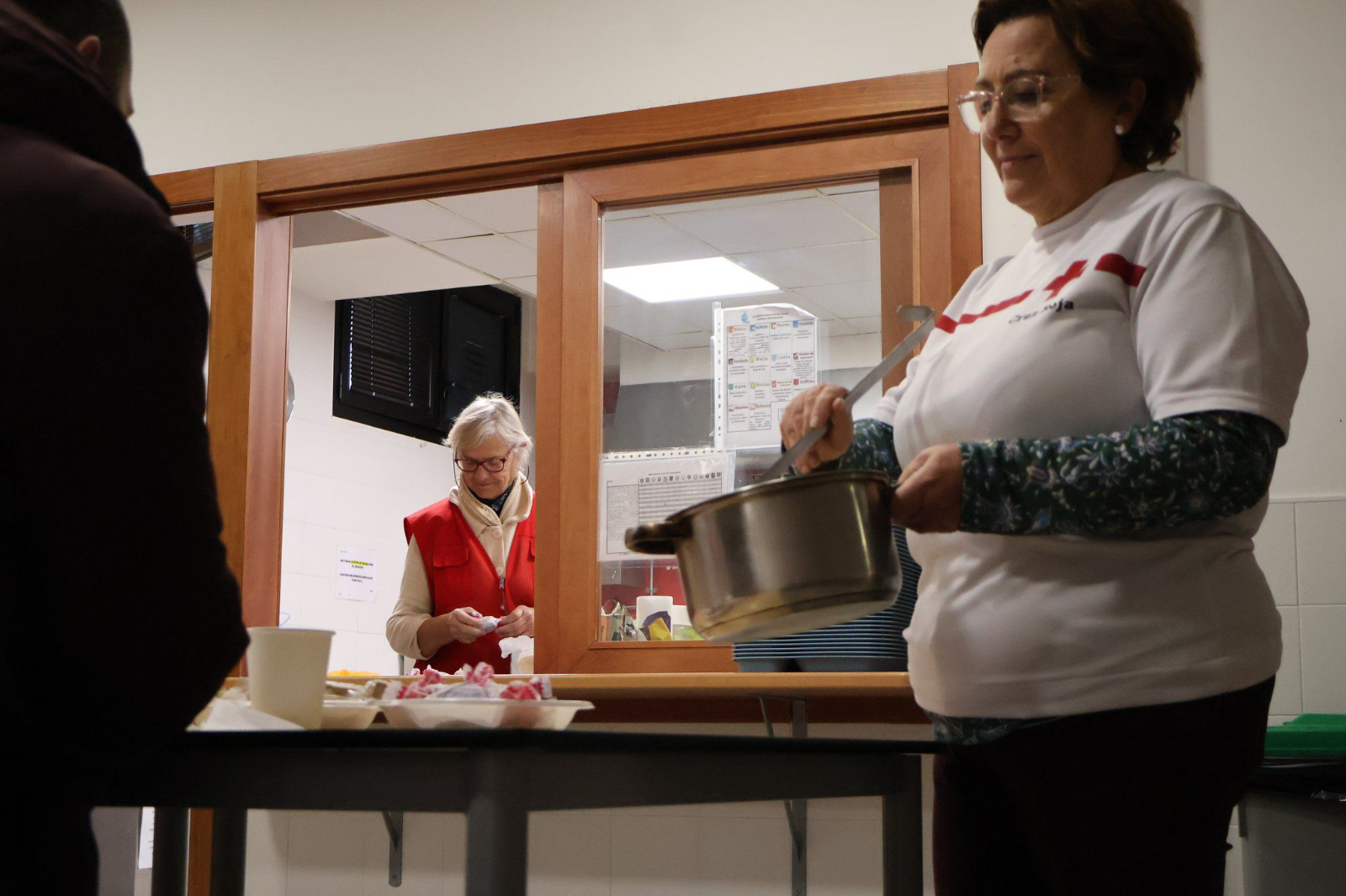 Cruz Roja Salamanca da una cena de Nochebuena a sin hogar