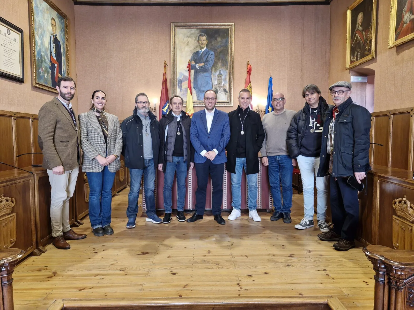 Los Mayordomos con el alcalde, Marcos iglesias y el cabo primero Miguel Ángel Zamarreño