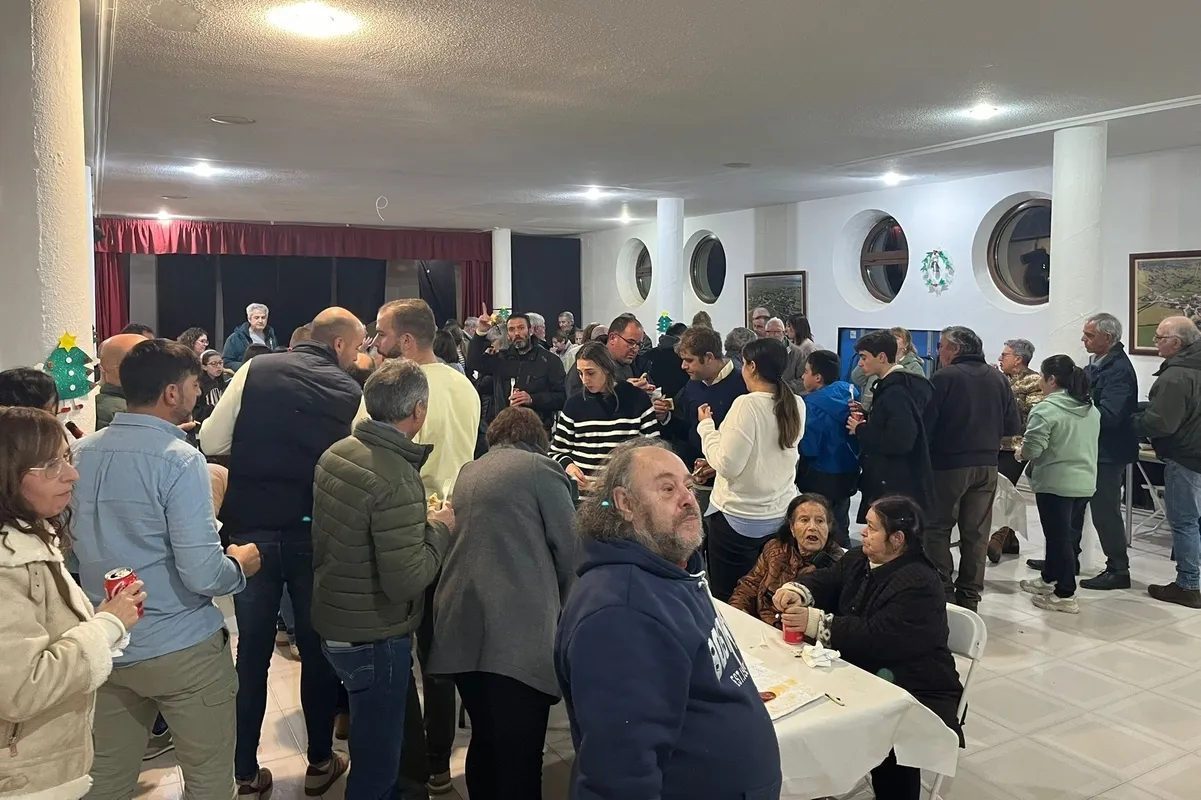 Foto 2 - El Mago Patxi re&uacute;ne a un centenar de vecinos en Villaseco de los Reyes