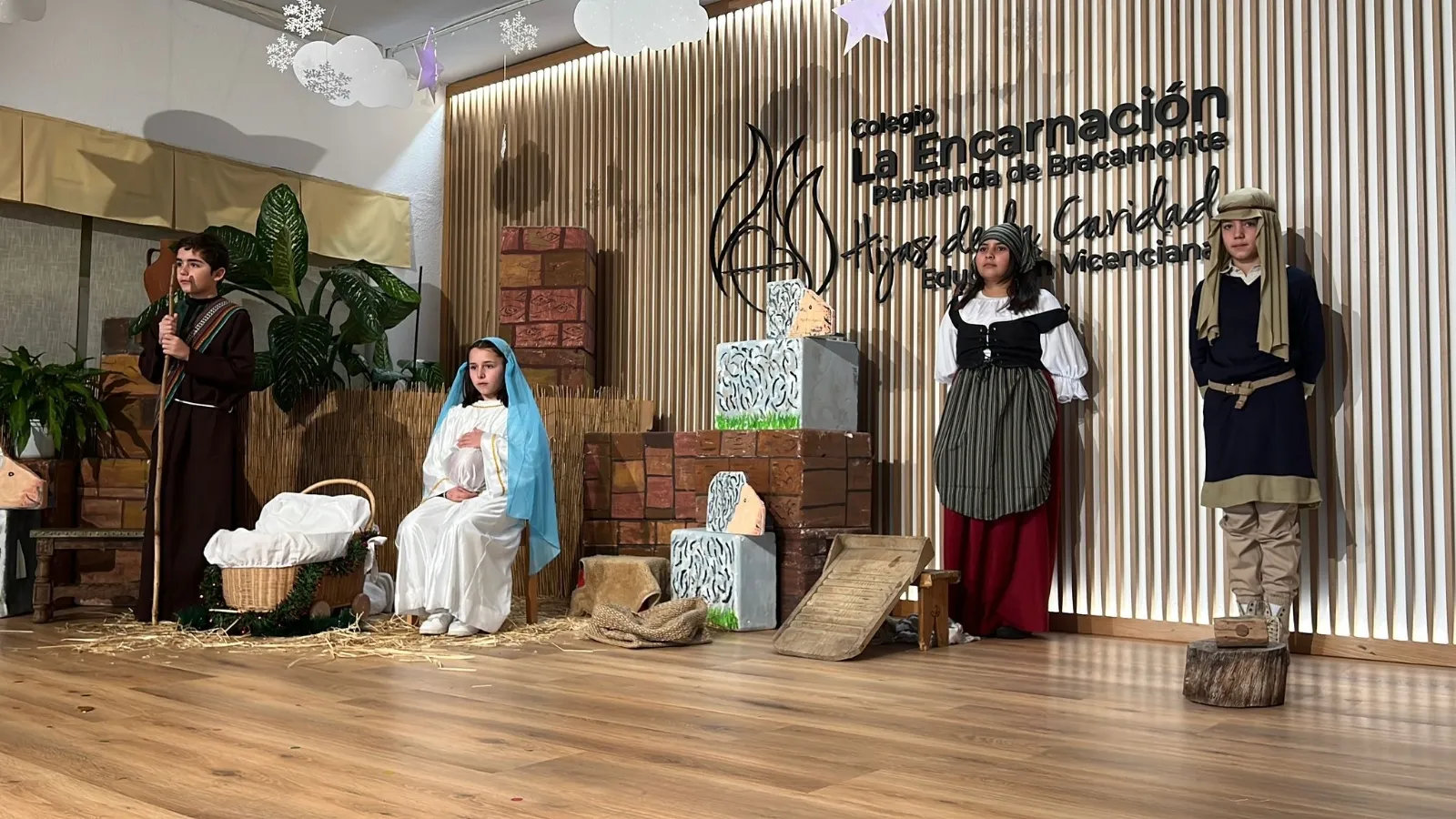 Foto 6 - La comunidad educativa de La Encarnaci&oacute;n celebra su tradicional Festival de Navidad junto a las familias