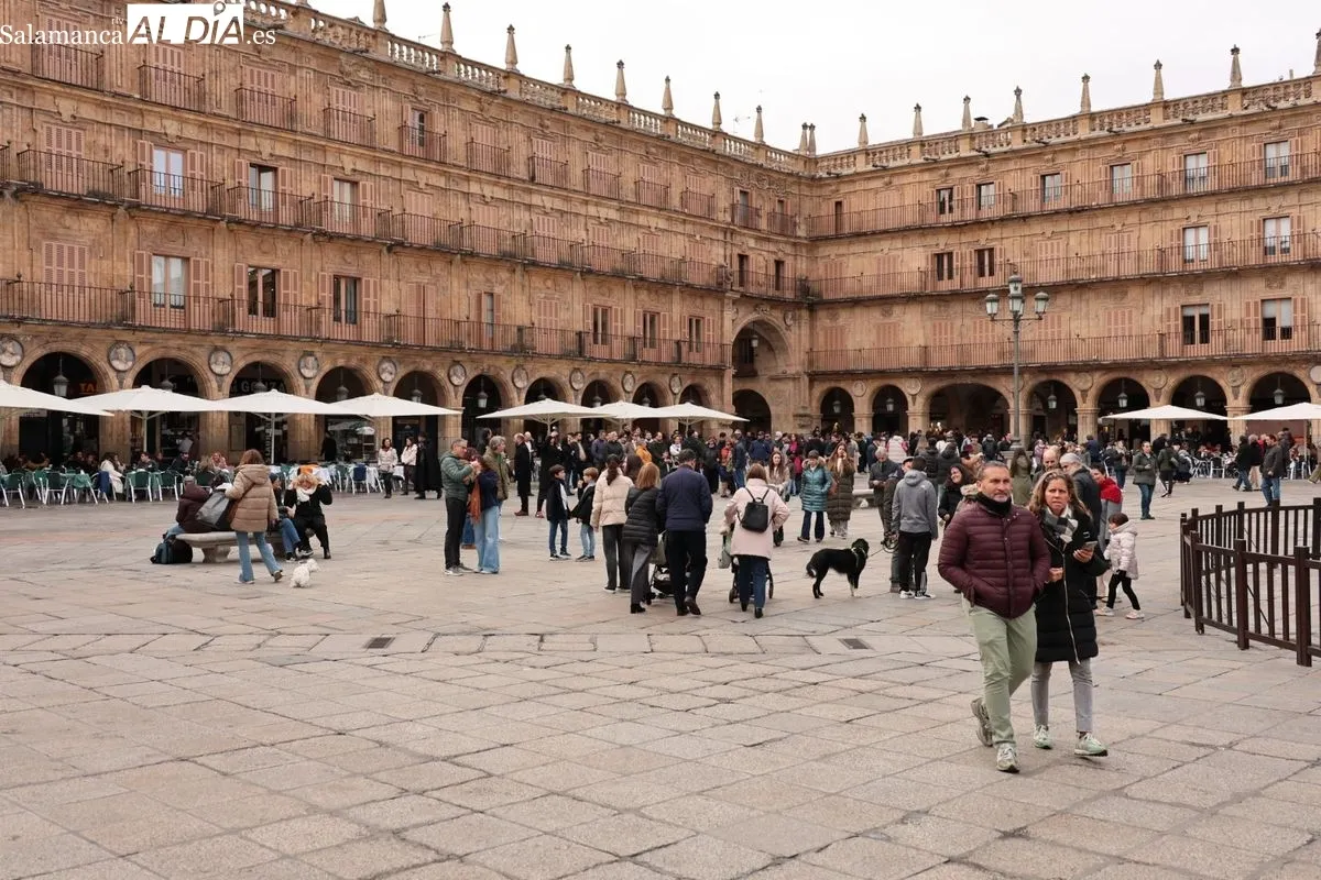 Ambiente en el centro de Salamanca este domingo de puente. Foto: David Sañudo