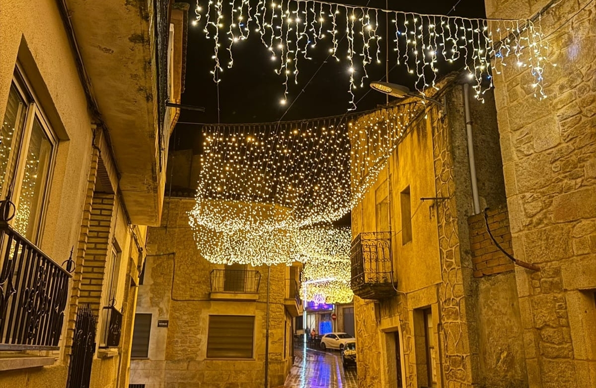 Luces de Navidad en Aldeadávila: un manto dorado ilumina
