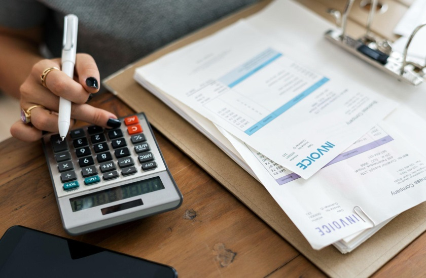 Cómo crear facturas con IVA y retención IRPF para autónomos en España