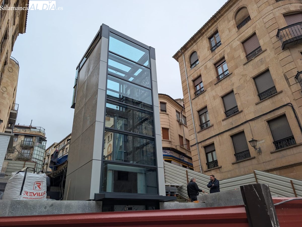 El primer ascensor urbano de Salamanca instala su cabina panorámica en Gran Vía
