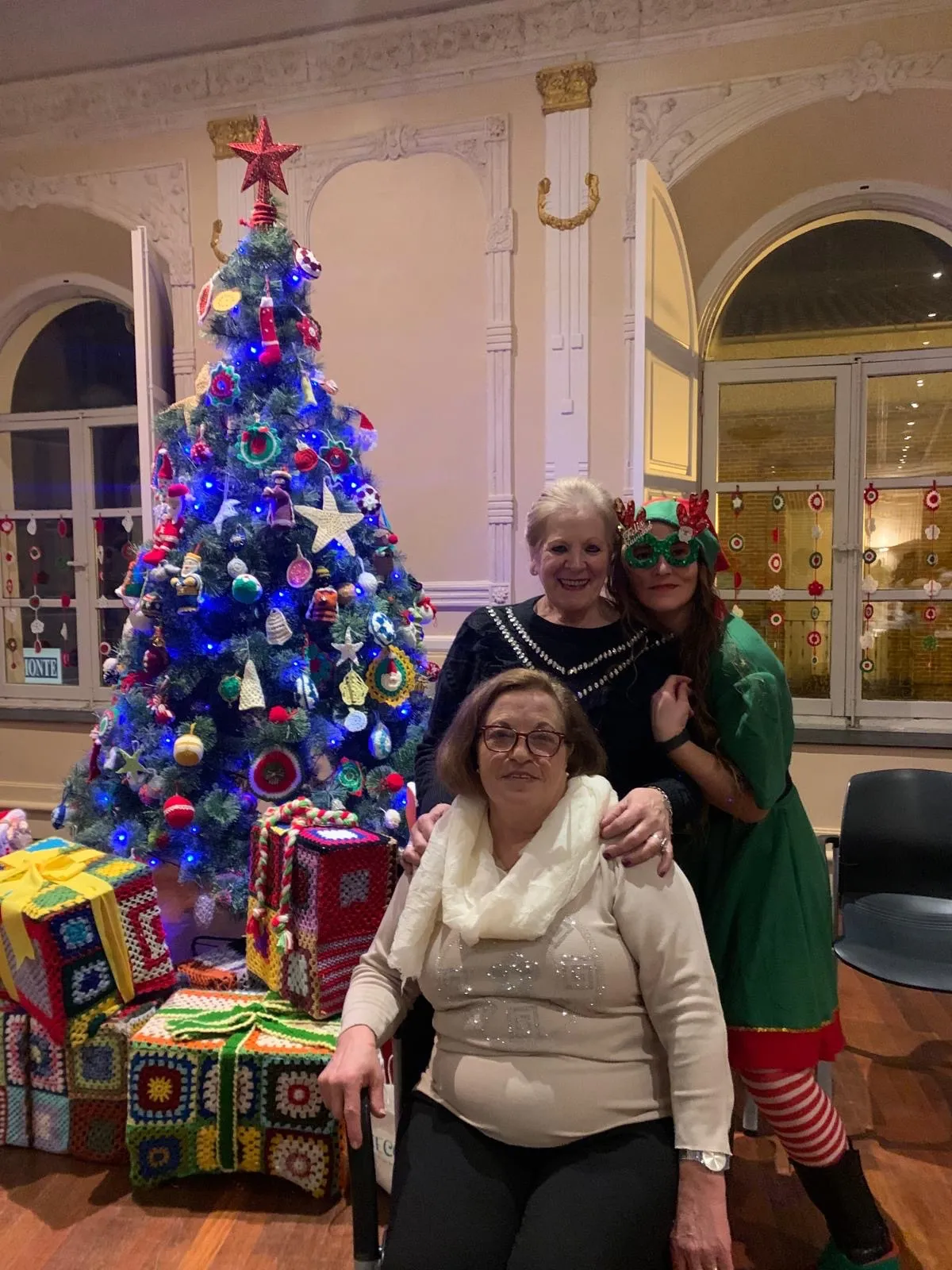 Foto 2 - La asociaci&oacute;n San Miguel re&uacute;ne a m&aacute;s de cien personas en un convite navide&ntilde;o con visitas sorpresa