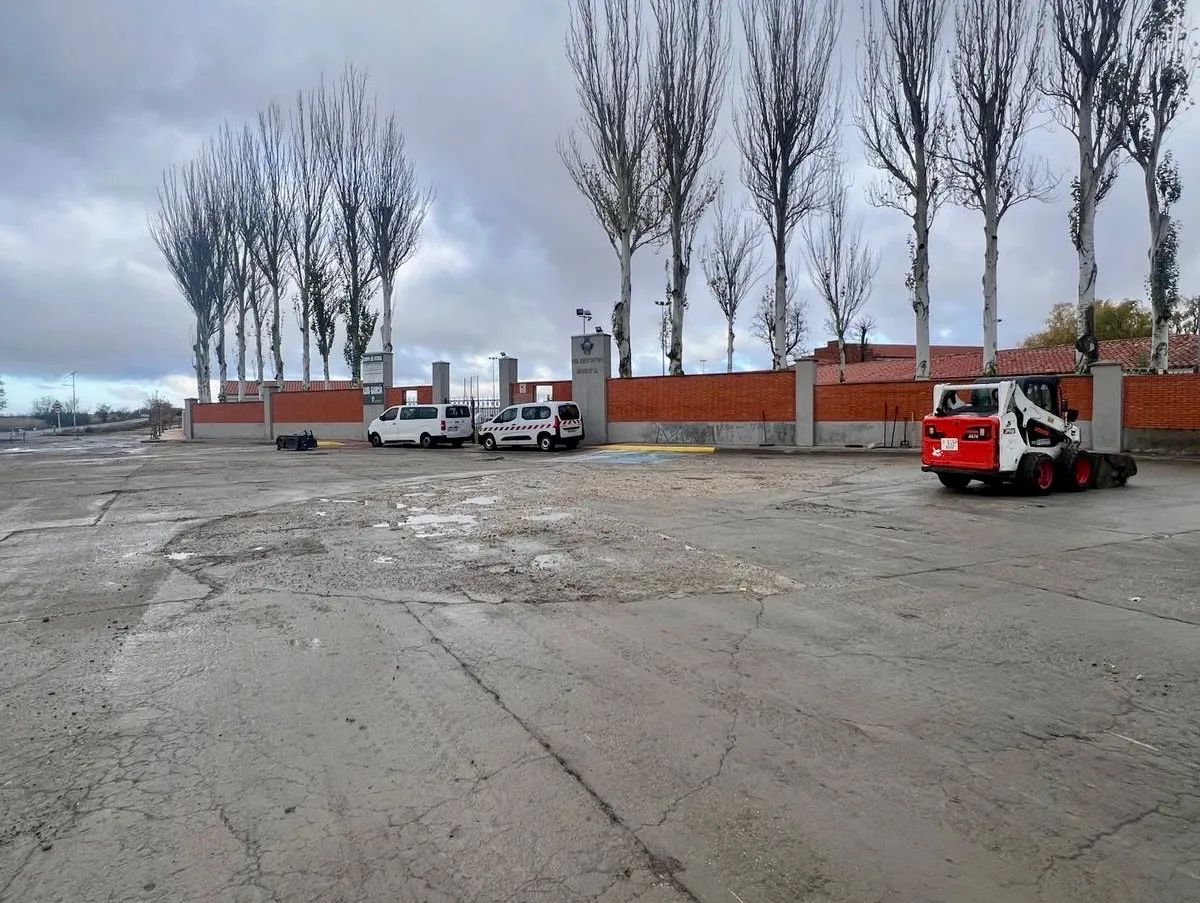 Foto 2 - Arranca el asfaltado del aparcamiento del polideportivo municipal