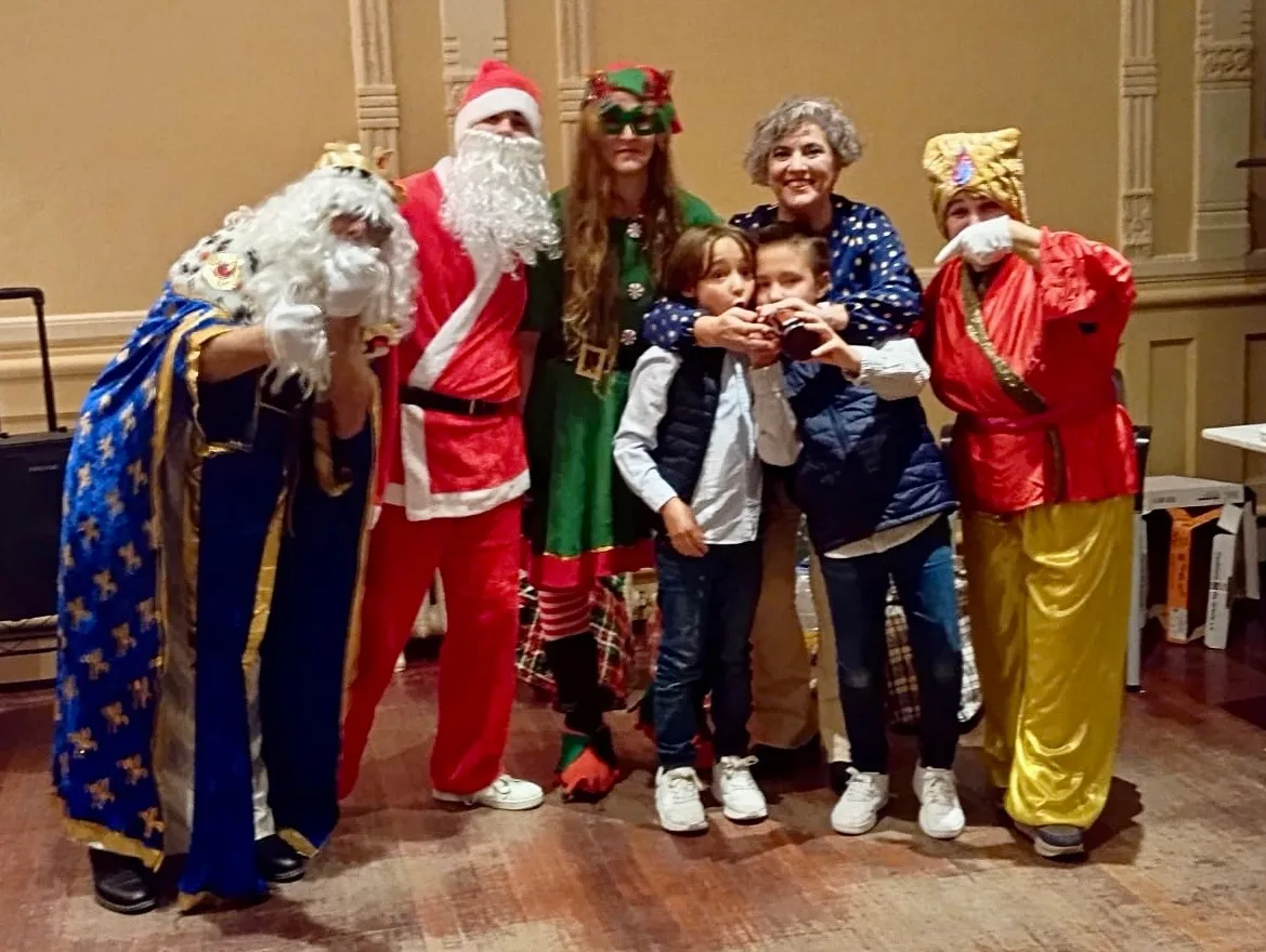 Foto 3 - La asociaci&oacute;n San Miguel re&uacute;ne a m&aacute;s de cien personas en un convite navide&ntilde;o con visitas sorpresa