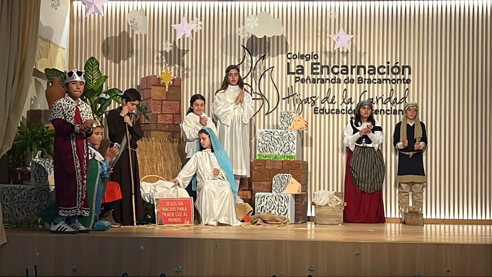 Foto 4 - La comunidad educativa de La Encarnaci&oacute;n celebra su tradicional Festival de Navidad junto a las familias