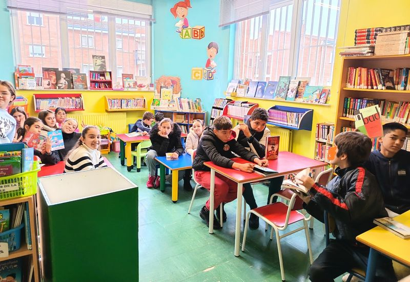 Visita escolar a la Biblioteca de El Encinar en Terradillos