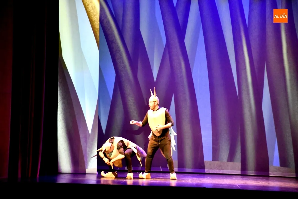 Foto 9 - Los escolares de la comarca celebran el aniversario del Teatro Nuevo con la obra 'Bichitos'