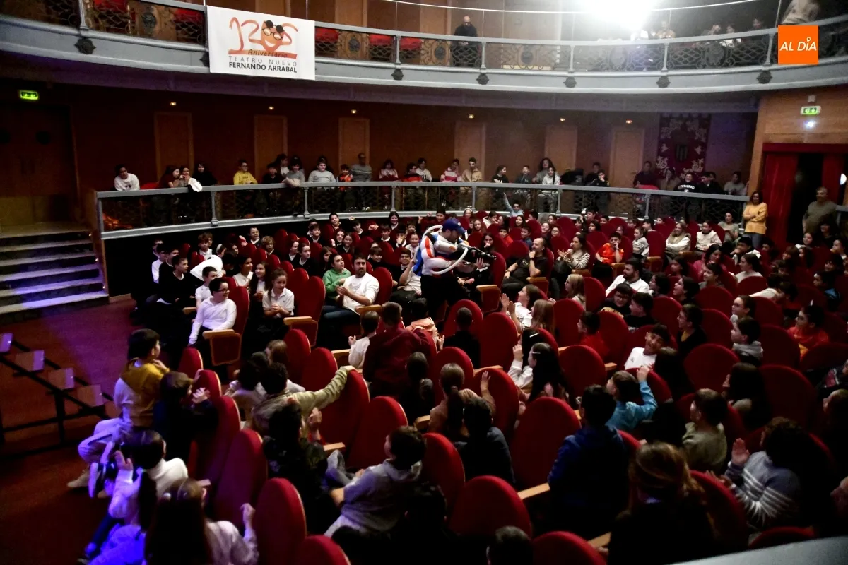 Foto 3 - Los escolares de la comarca celebran el aniversario del Teatro Nuevo con la obra 'Bichitos'