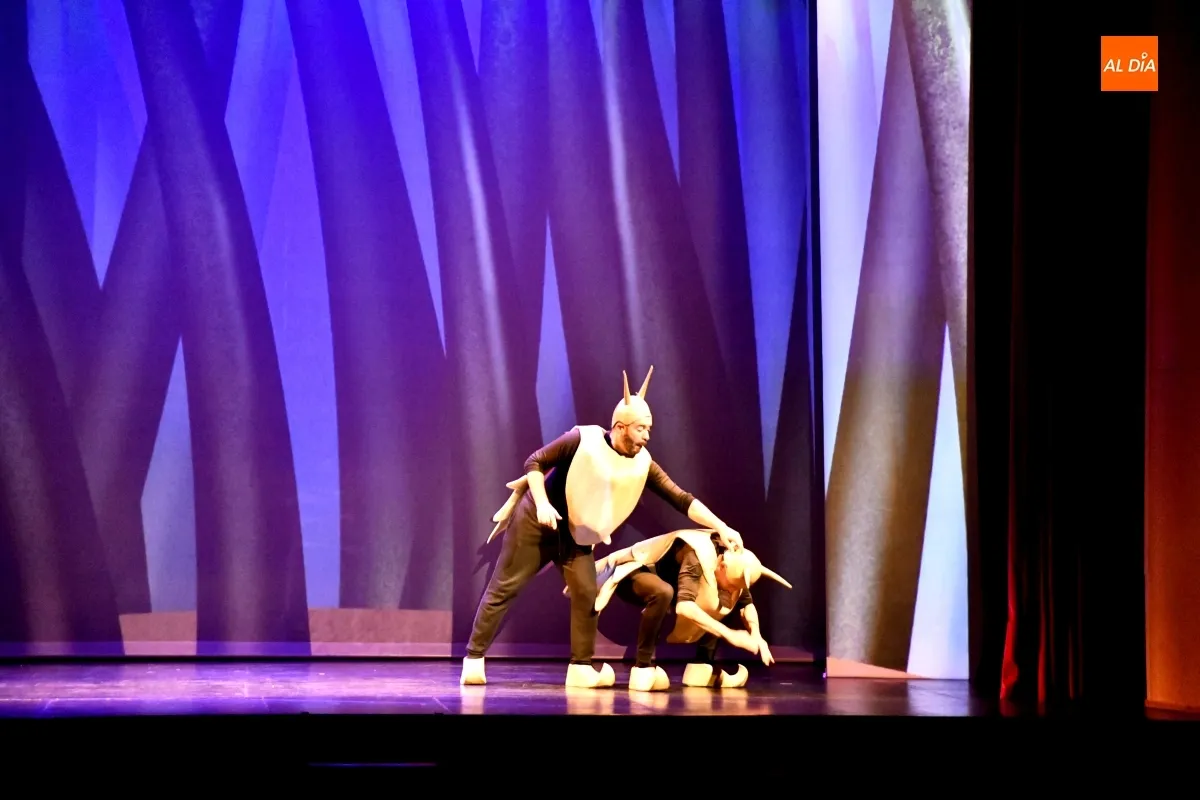 Foto 8 - Los escolares de la comarca celebran el aniversario del Teatro Nuevo con la obra 'Bichitos'