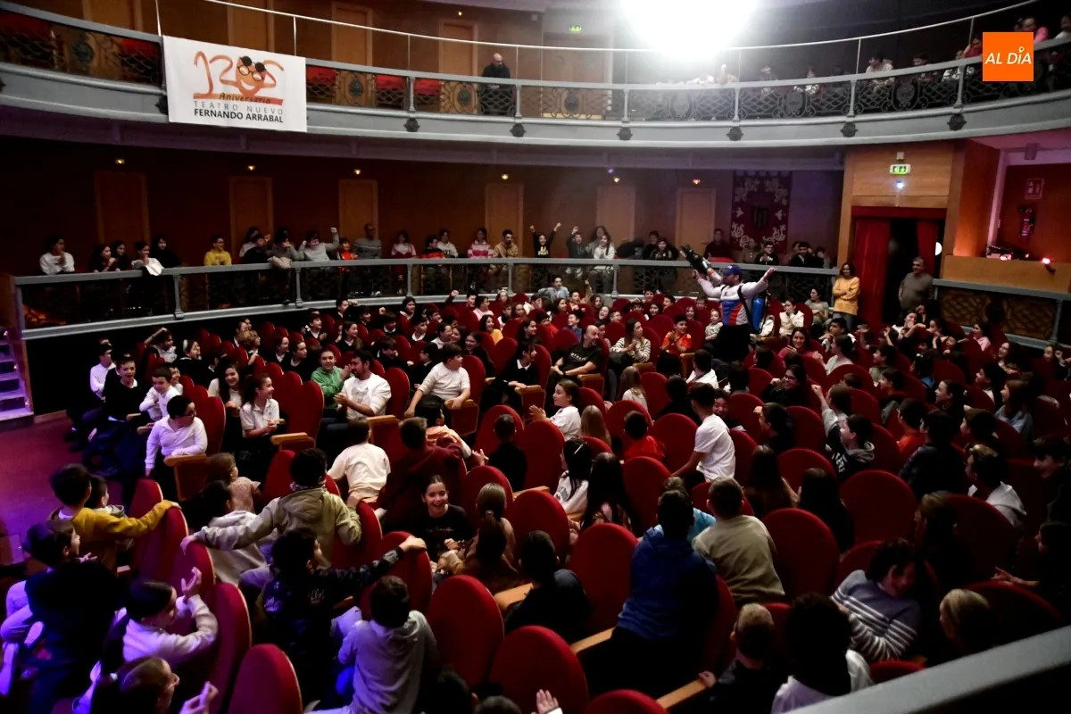 Foto 5 - Los escolares de la comarca celebran el aniversario del Teatro Nuevo con la obra 'Bichitos'