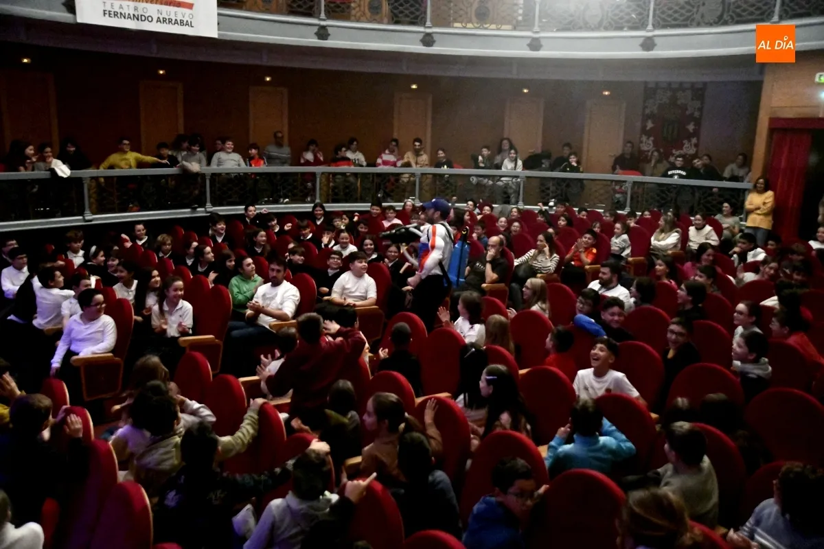 Foto 4 - Los escolares de la comarca celebran el aniversario del Teatro Nuevo con la obra 'Bichitos'