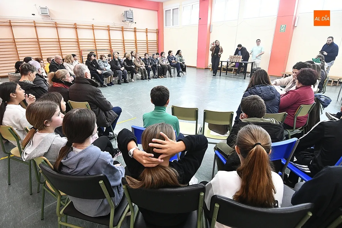 Concurrido bingo musical en el CEIP Miróbriga junto a AFAD