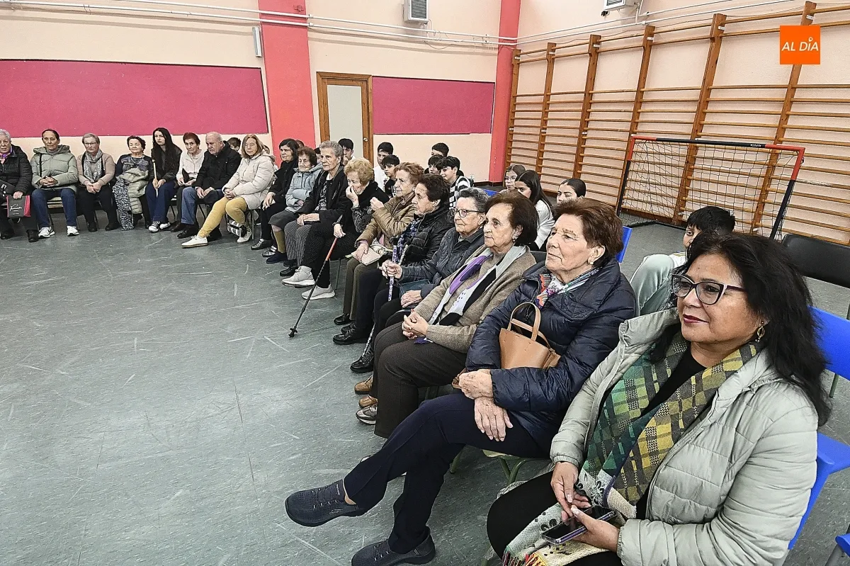 Concurrido bingo musical en el CEIP Miróbriga junto a AFAD