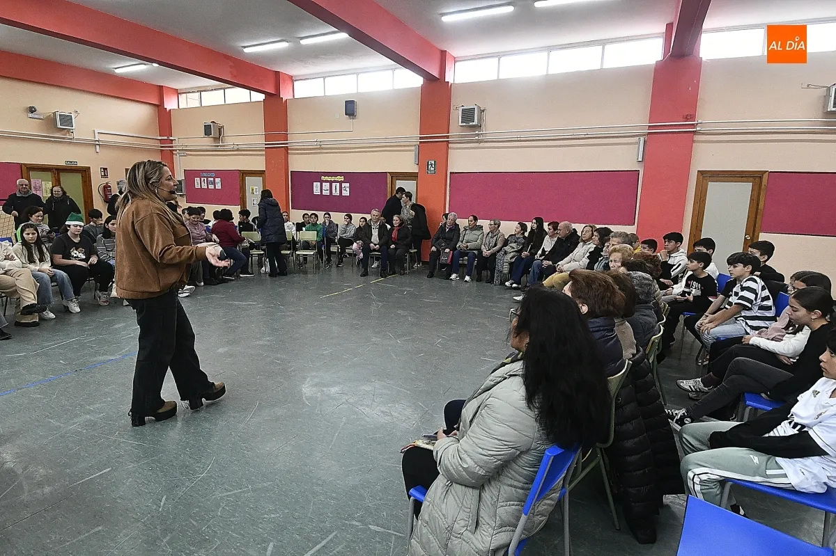 Concurrido bingo musical en el CEIP Miróbriga junto a AFAD